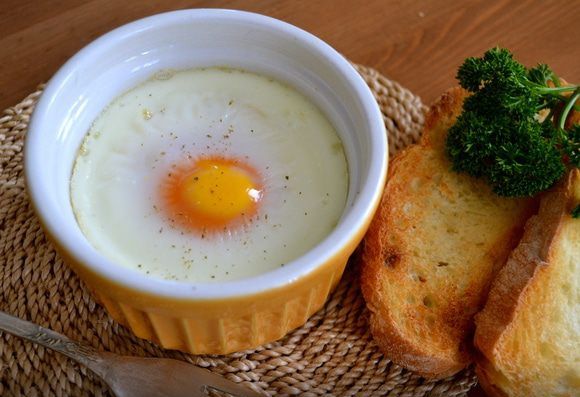 Яйцо-кокот с брокколи и тостами