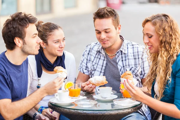 Веселые друзья, имеющие традиционный итальянский завтрак — стоковое фото