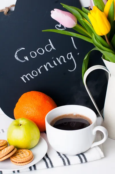 Тюльпаны, утренний кофе, фрукты и Мел доска Лицензионные Стоковые Изображения