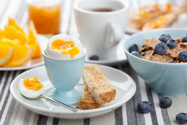 Здоровый завтрак с яйцом — стоковое фото