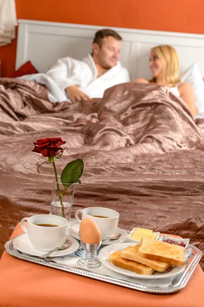 Счастливая пара лежа романтический завтрак отель — стоковое фото