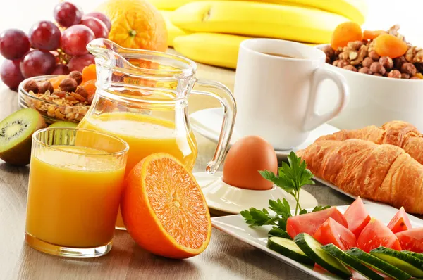 Завтрак с кофе, апельсиновый сок, круассаны, яйца, овощи — стоковое фото