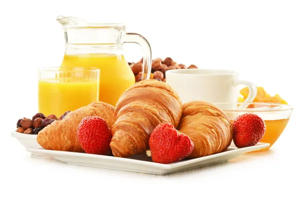 Завтрак с круассанами чашкой кофе и фрукты — стоковое фото