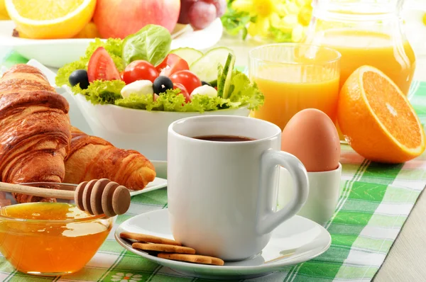 Завтрак с кофе, апельсиновый сок, круассаны, яйца, овощи — стоковое фото