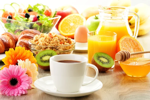 Завтрак с кофе, сок, круассан, салат, мюсли и яйцо — стоковое фото
