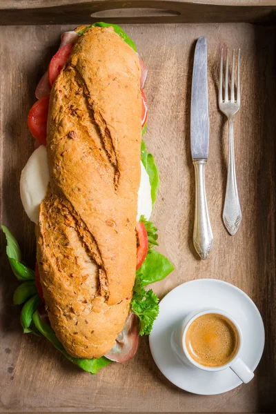 Итальянский завтрак с кофе и бутерброд — стоковое фото