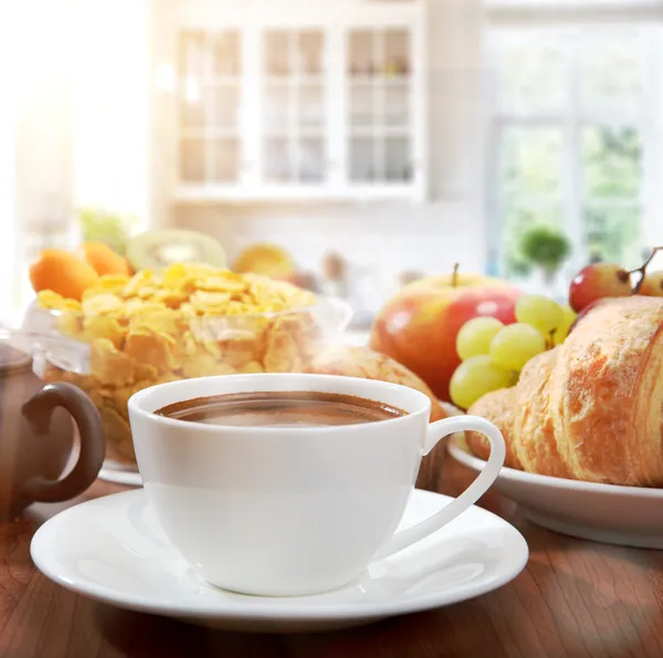 Здоровый завтрак с кофе в солнечное утро — стоковое фото