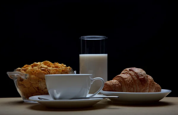 Завтрак с кофе, круассан, молока и кукурузные хлопья — стоковое фото
