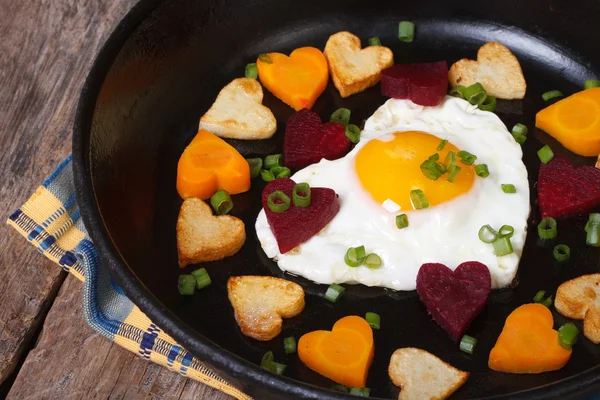 Романтический завтрак из яичницы и овощей сердца — стоковое фото