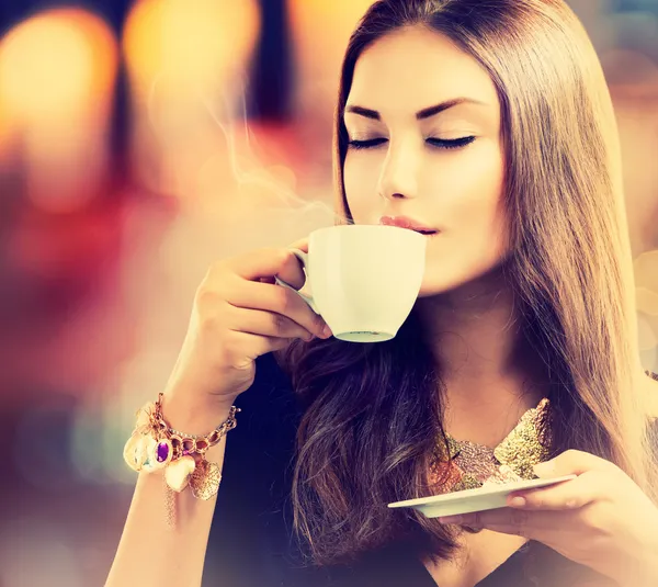 Кофе. Красивая девушка, пить чай или кофе Стоковое Изображение