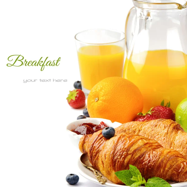 Завтрак с апельсиновым соком и свежие круассаны — стоковое фото