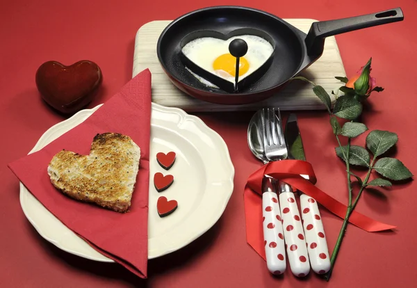 Красный тема Валентина завтрак с сердце форму яйца и тосты с любовью сердца — стоковое фото