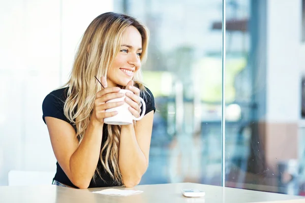 Женщина, пьющая кофе утром в ресторане Лицензионные Стоковые Изображения