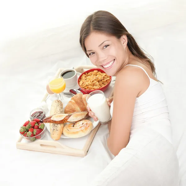 Женщина завтрак еды в постели — стоковое фото