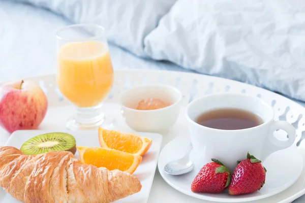 Вкусный завтрак в постели — стоковое фото