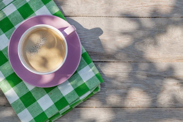 Кофе Кубок на садовый стол Стоковое Фото