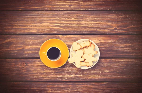 Чашка кофе и печенье на фоне Уоден Стоковое Фото