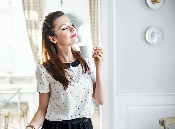 Веселая молодая леди, пить утренний кофе Стоковое Изображение