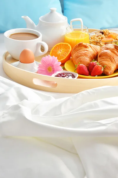 Лоток Завтрак в кровати в номере отеля — стоковое фото