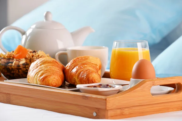 Завтрак на подносе в постели в гостиничном номере — стоковое фото