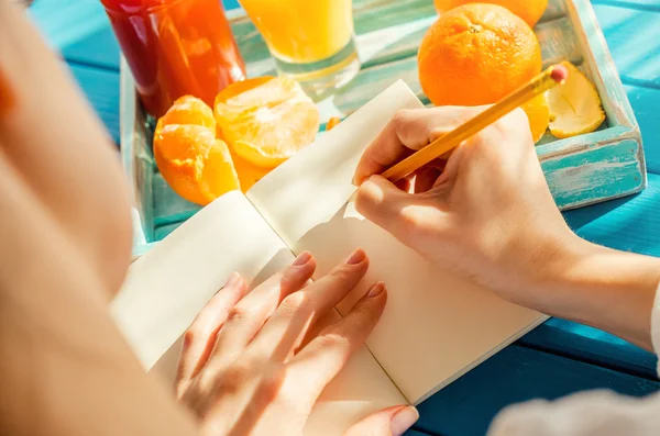 Woman writing — стоковое фото