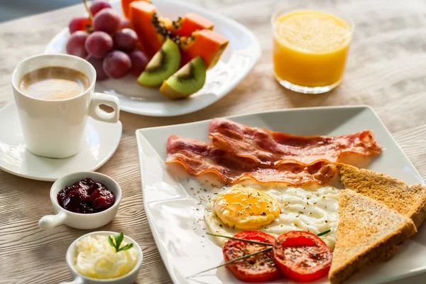 Континентальный завтрак со свежими фруктами и кофе — стоковое фото