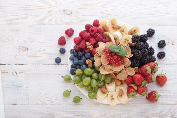 Breakfast - berries, fruit and muesli — стоковое фото