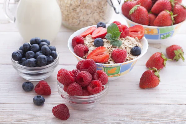 Breakfast - berries, fruit and muesli — стоковое фото