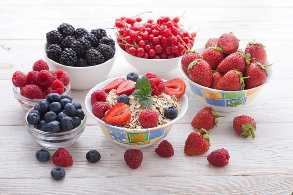 Breakfast - berries, fruit and muesli — стоковое фото