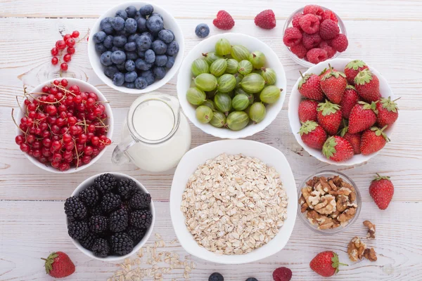 Breakfast - berries, fruit and muesli — стоковое фото