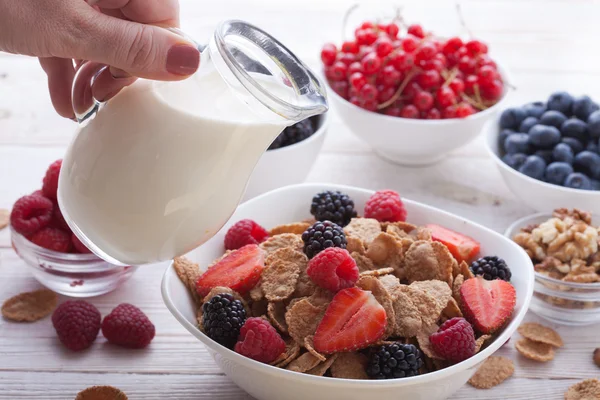 Breakfast - berries, fruit and muesli — стоковое фото