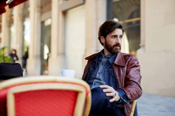 Человек с бородой, наслаждаясь чашечкой кофе Стоковое Изображение