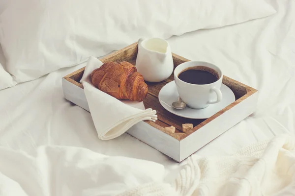 Завтрак в Бад, поднос с кофе и круассан — стоковое фото