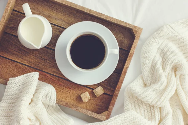 Чашка кофе, кремового и коричневого сахара на деревянный поддон — стоковое фото