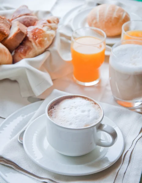 Фантастический завтрак из капучино, круассаны, апельсиновый сок и печенье — стоковое фото