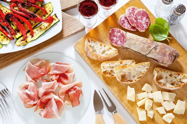 Italian healthy snacks. prosciutto, salami, vegetables grilled p — стоковое фото