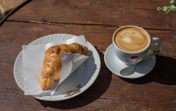 Круассан и кофе на завтрак в итальянском баре — стоковое фото