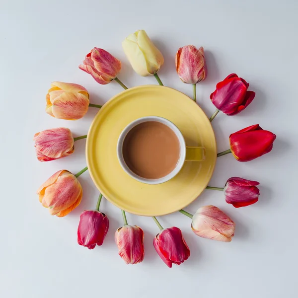 Кофе с творческая аранжировка цветов тюльпан Стоковая Картинка
