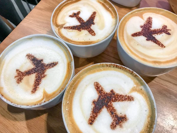 Четыре чашки кофе с самолета силуэты. Отдых, отпуск — стоковое фото
