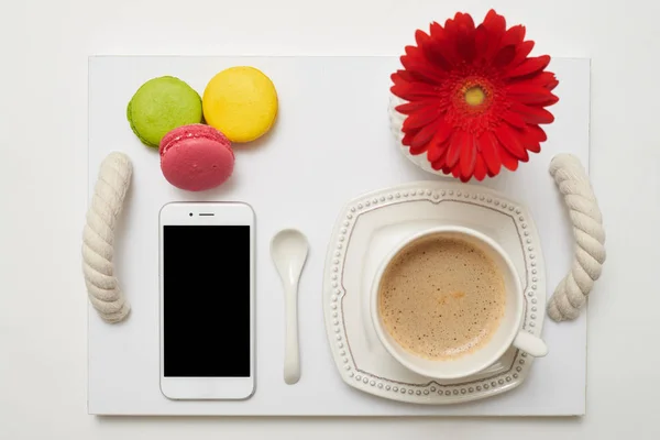 Романтический завтрак с кофе, пирожными и мобильный телефон на tr — стоковое фото