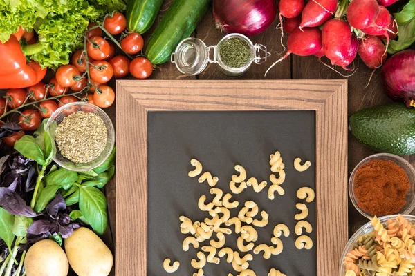 Продовольственный фон с овощами и макаронами — стоковое фото