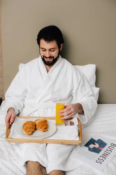 Улыбающийся Человек Халате Пищей Лоток Сидя Кровати Отеле Suite — стоковое фото