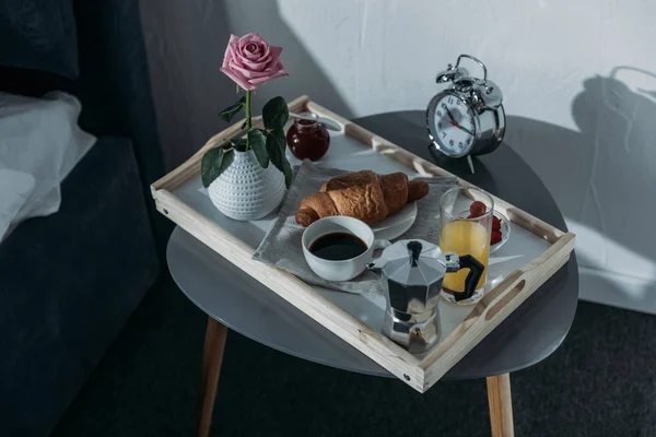 Лоток с завтраком на столе — стоковое фото