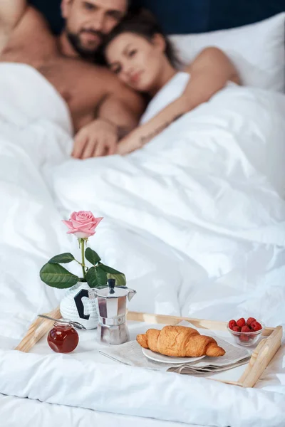 Романтический завтрак на лотке в постели — стоковое фото