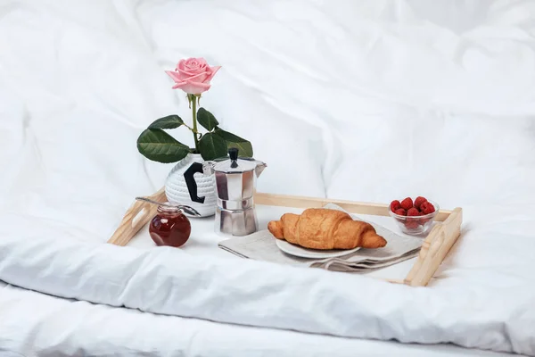 Лоток с завтраком на кровати — стоковое фото