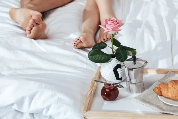 Романтический завтрак на лотке в постели — стоковое фото