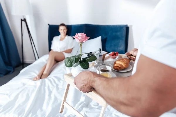 Пара, завтракающая в постели — стоковое фото