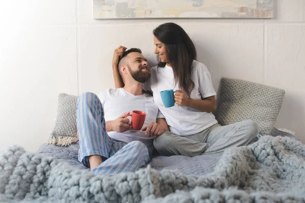 Пара, пить кофе в постели — стоковое фото