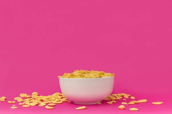 Крупным Планом Вид Белый Шар Вкусные Хрустящие Кукурузные Хлопья Розовый — стоковое фото