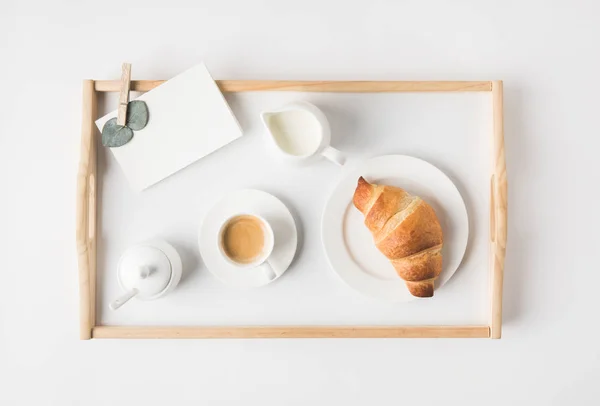 Плоские Лежал Чашки Кофе Круассанами Завтрак Подносе Белый Настольная — стоковое фото